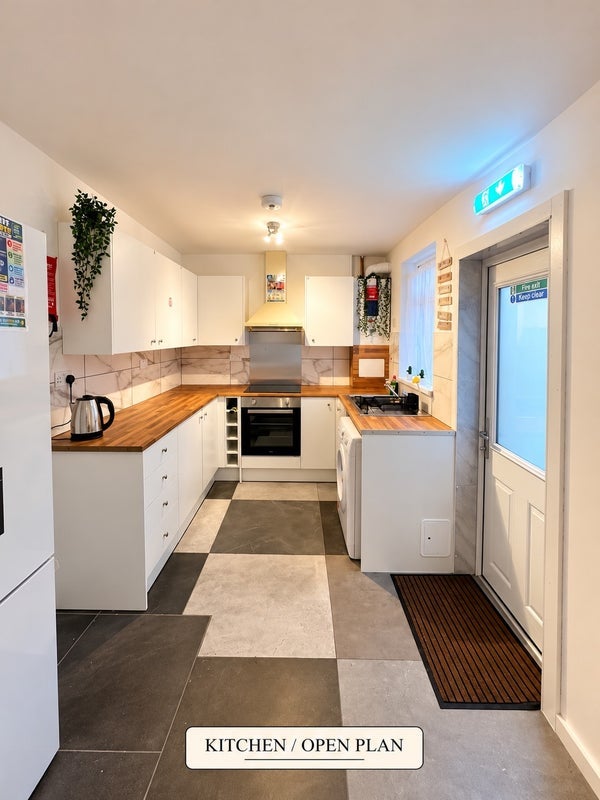 Room Ennismore Road in Liverpool