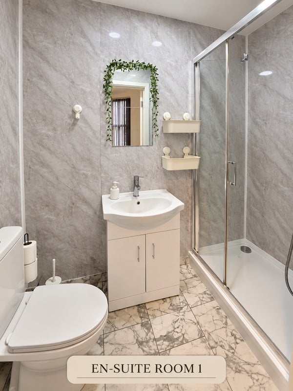 Room Ennismore Road in Liverpool