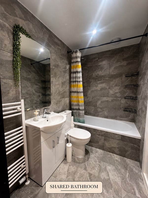 Room Ennismore Road in Liverpool