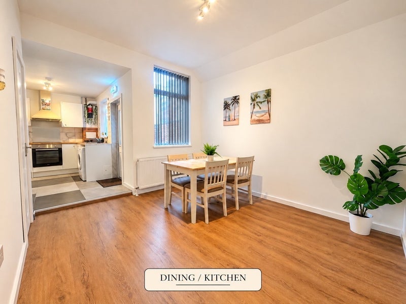Room Ennismore Road in Liverpool