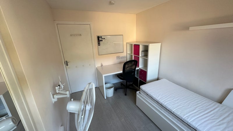 Flat Sycamore Close in Greater London
