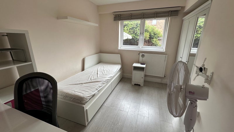 Flat Sycamore Close in Greater London