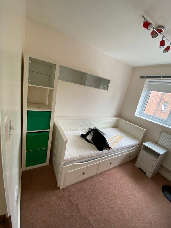 Room Sycamore Close in Greater London