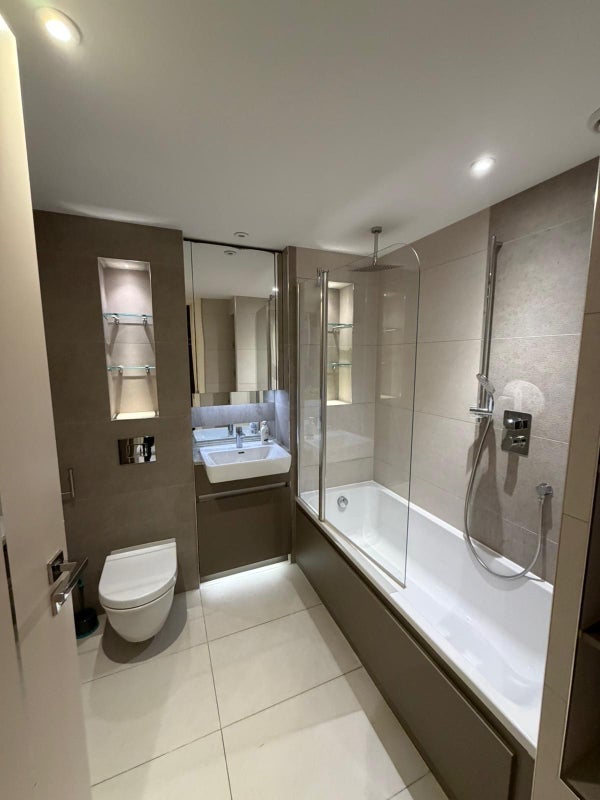 Room Duke of Wellington Avenue in Greater London