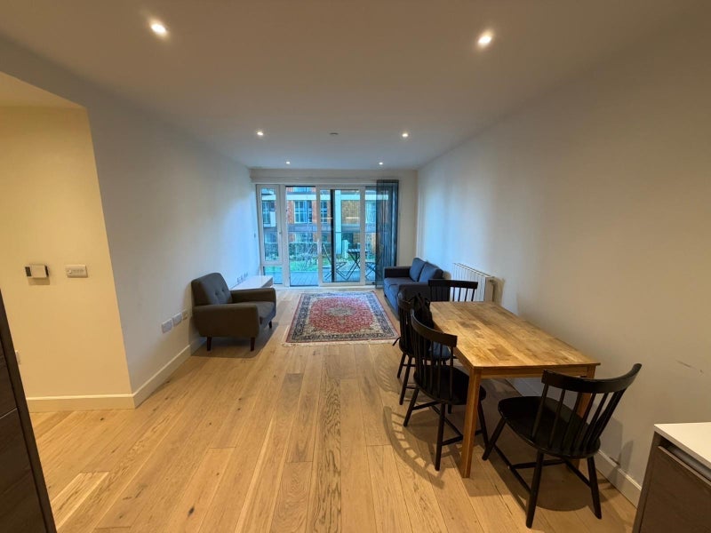 Room Duke of Wellington Avenue in Greater London