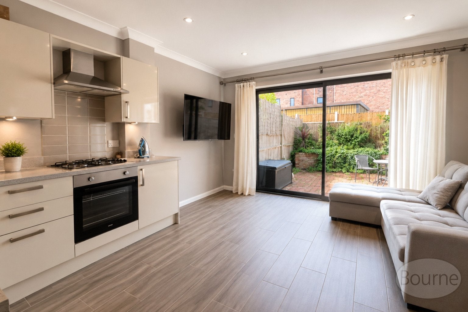 Flat Oakfield Road in Elmbridge