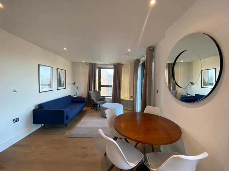Flat Portal Way in London