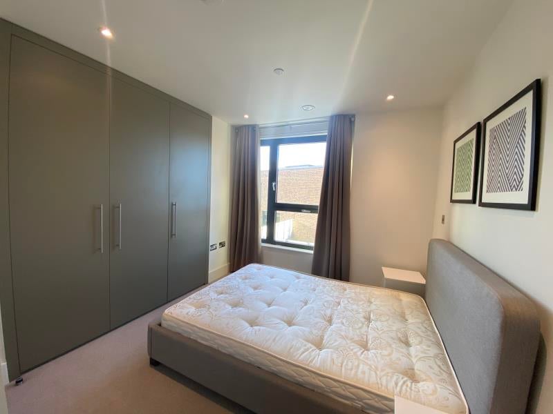 Flat Portal Way in London