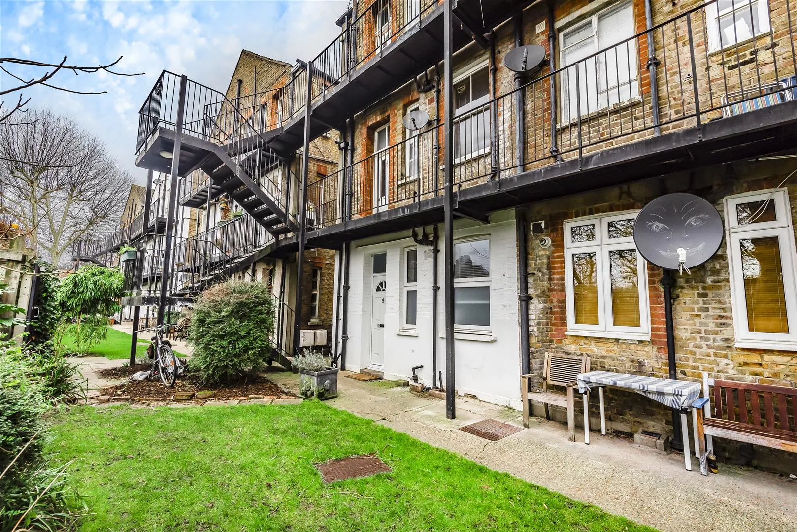 Flat Upper Richmond Road West in Greater London