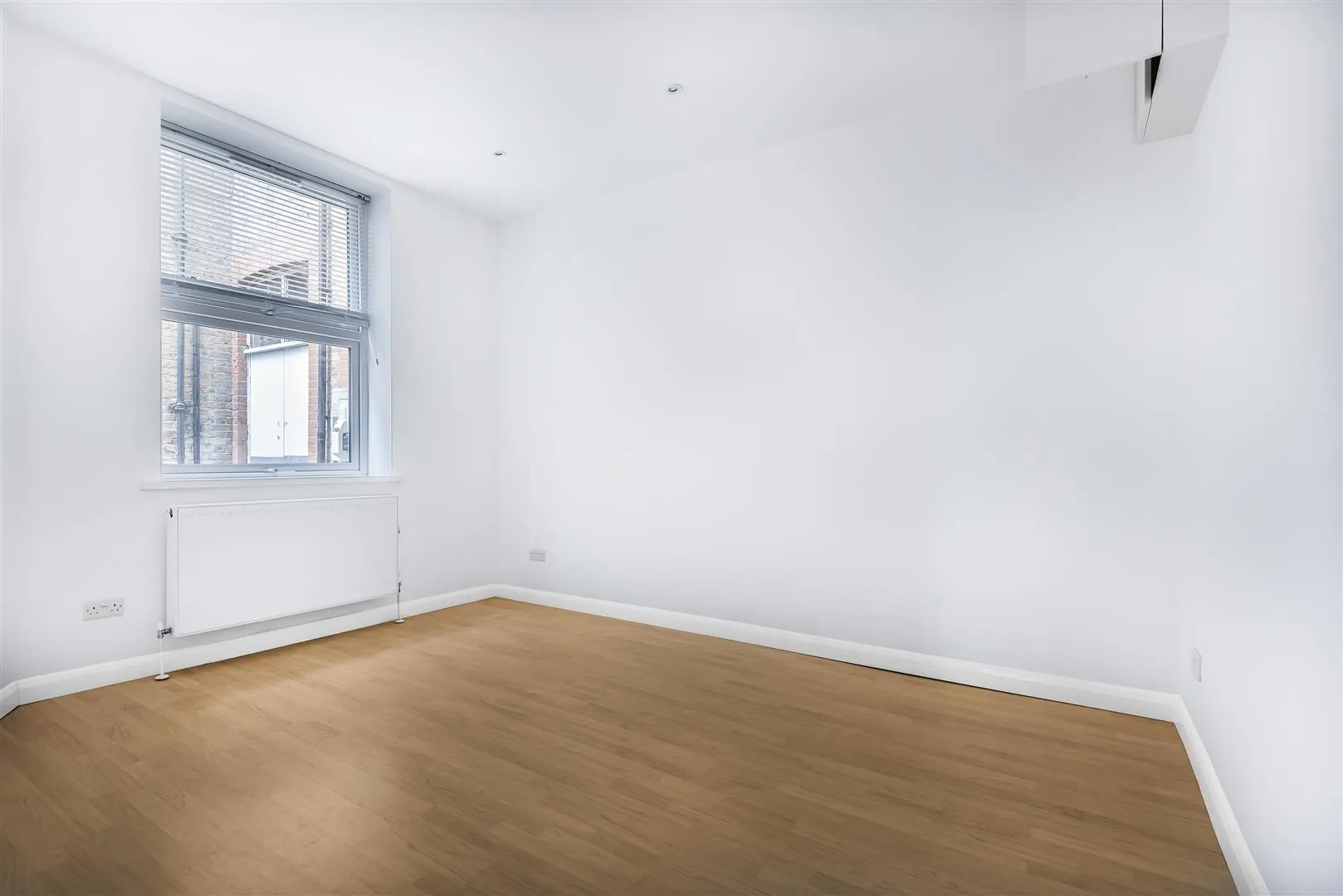 Flat Upper Richmond Road West in Greater London