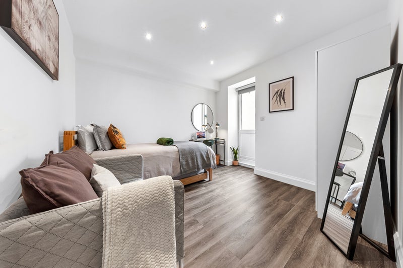Flat Bayston Road in Greater London