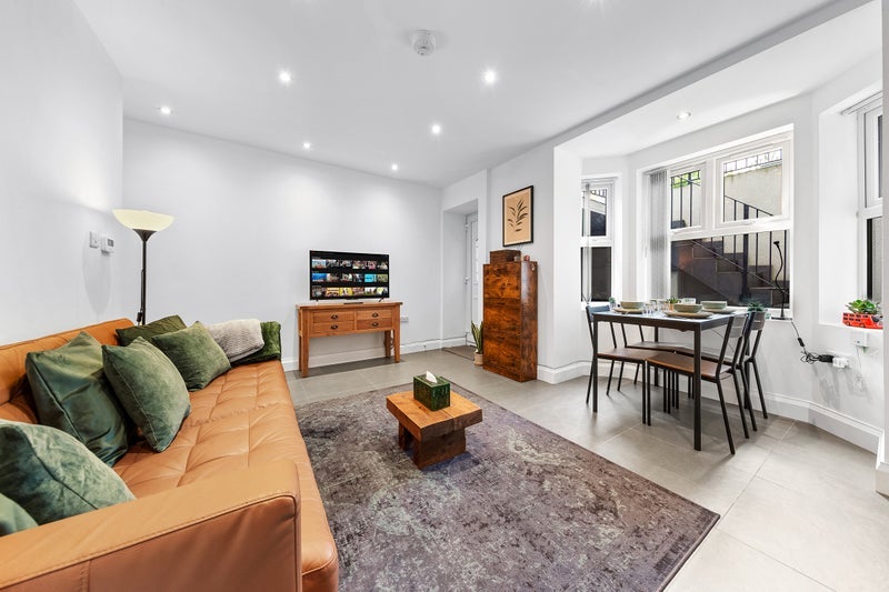 Flat Bayston Road in Greater London