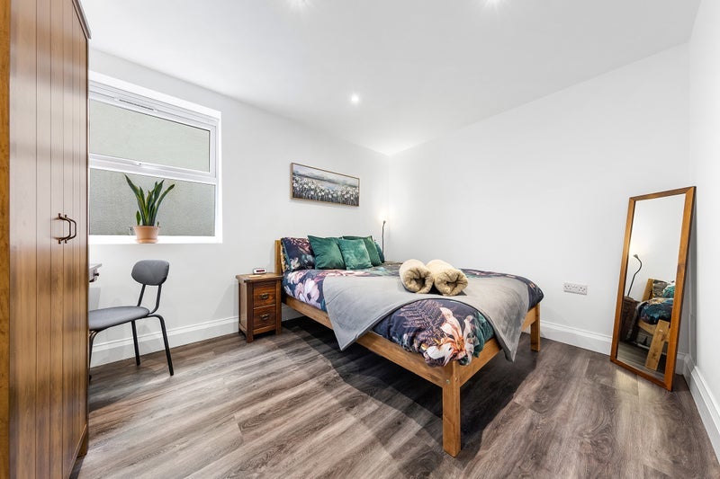 Flat Bayston Road in Greater London