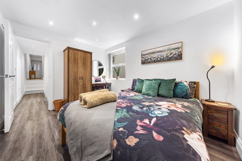 Flat Bayston Road in Greater London