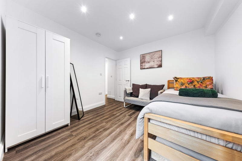 Flat Bayston Road in Greater London