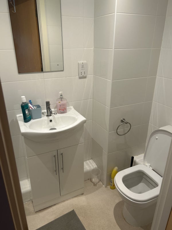 Room Servia Road in Leeds