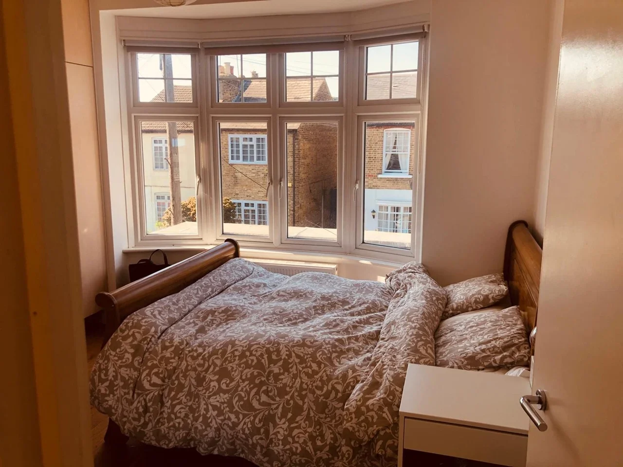 Flat Cowleaze Road in Greater London