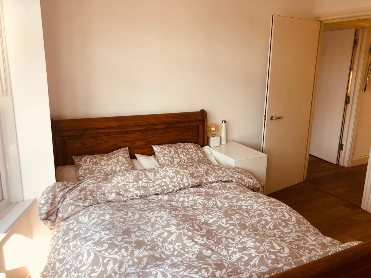 Flat Cowleaze Road in Greater London