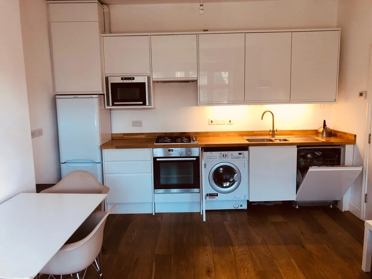 Flat Cowleaze Road in Greater London