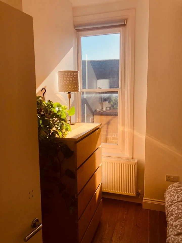Flat Cowleaze Road in Greater London