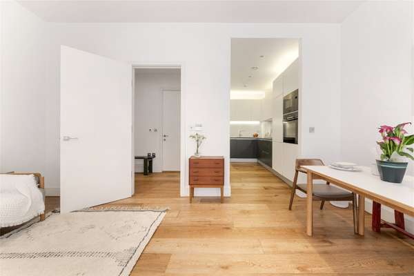 Flat Lovat Lane in City of London
