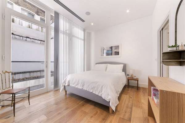 Flat Lovat Lane in City of London
