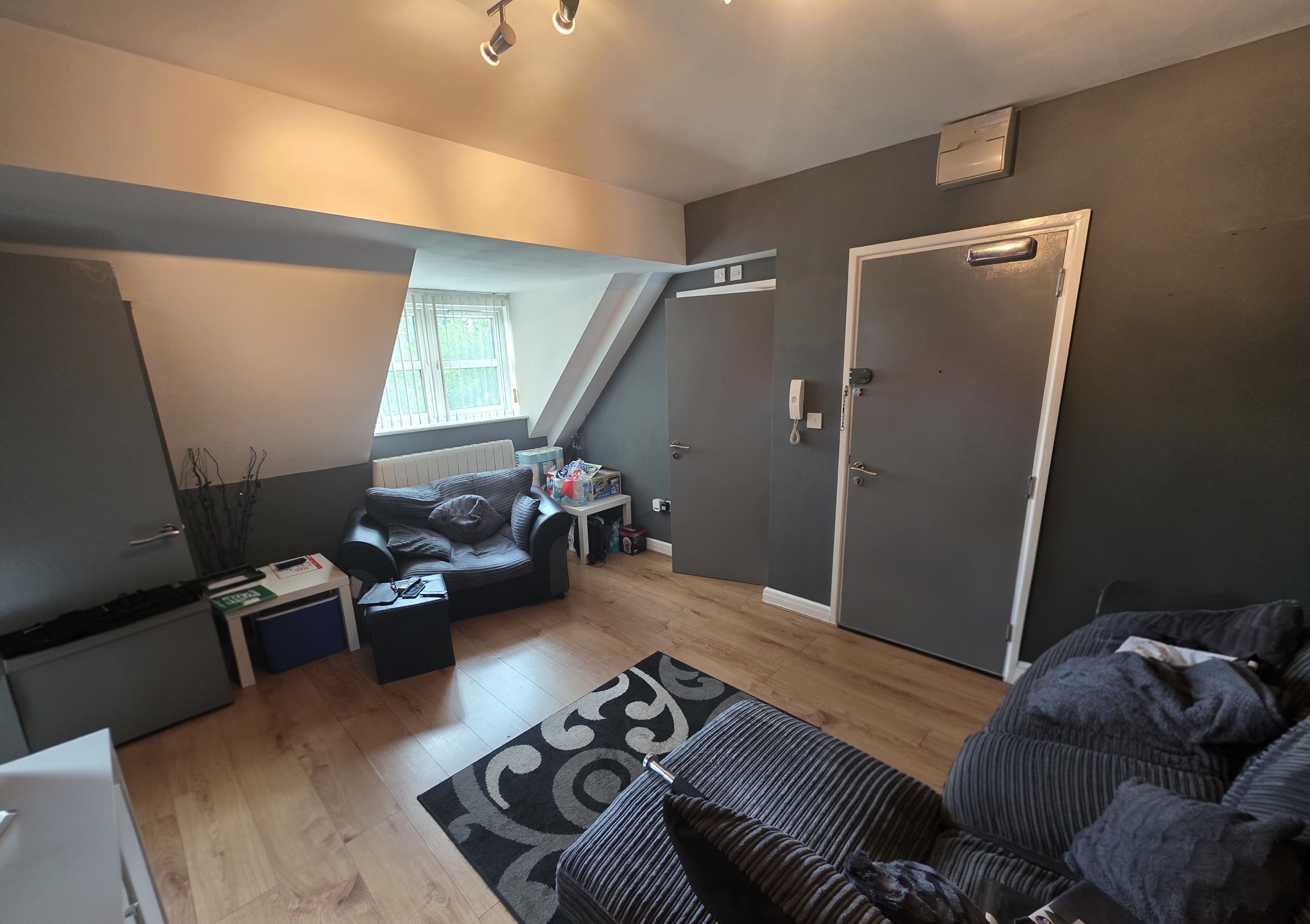 Flat Wickham Gardens in Wolverhampton
