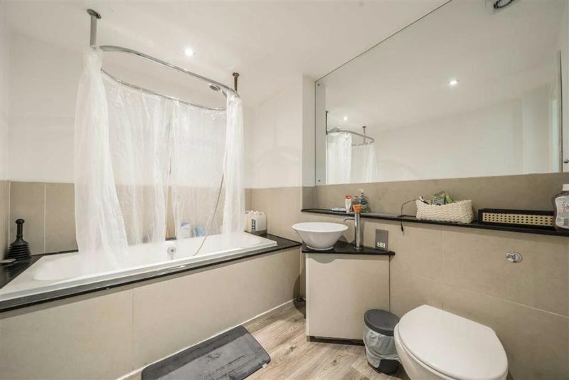 Room Decima Street in Greater London