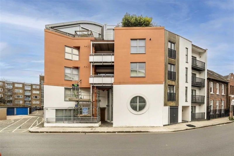 Room Decima Street in Greater London
