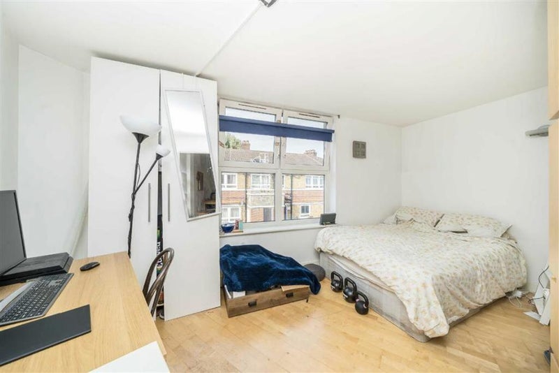 Room Decima Street in Greater London