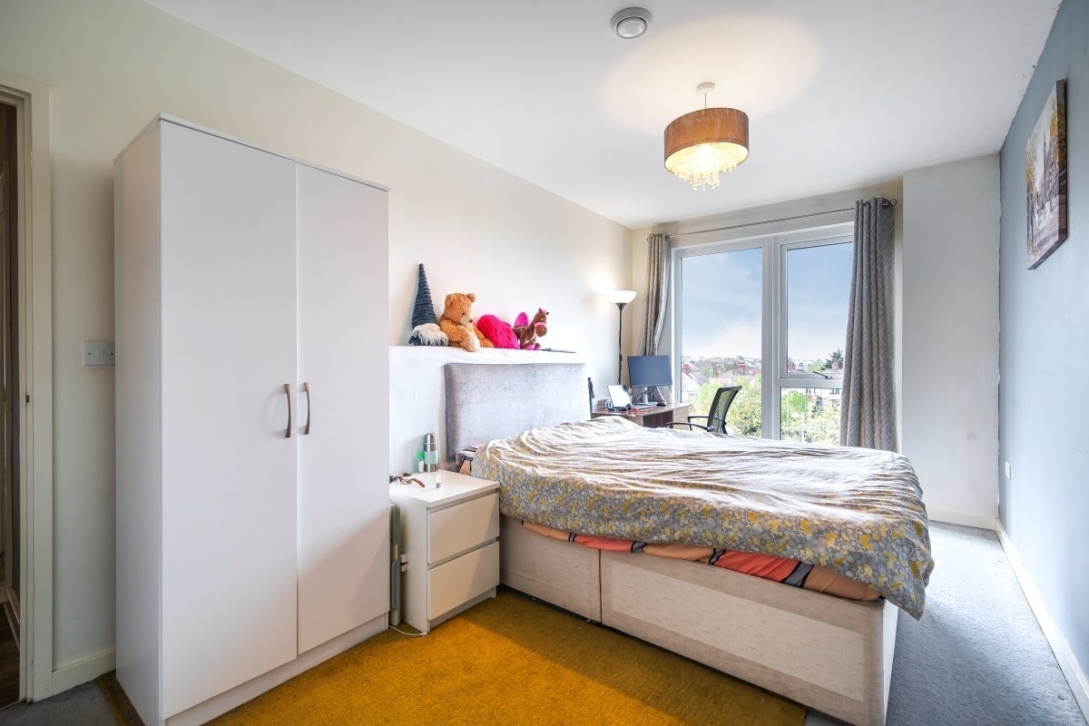 Flat Woodley Crescent in Greater London