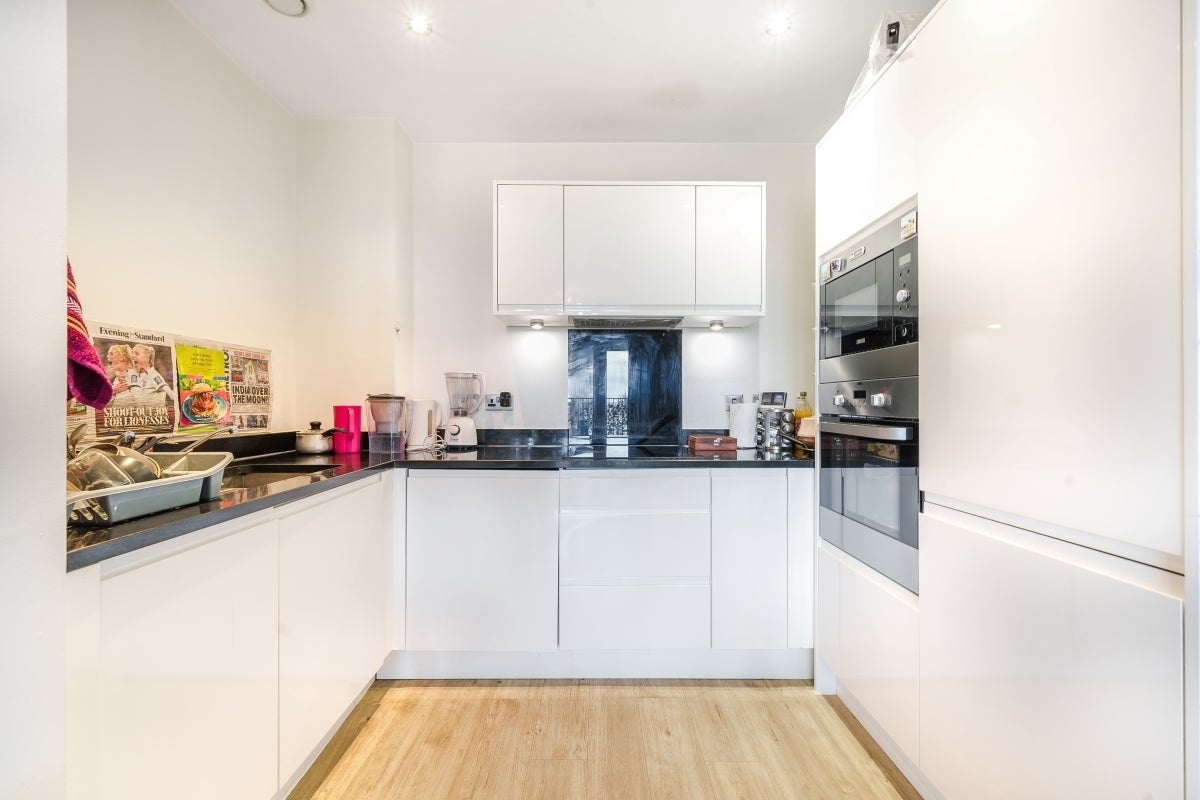 Flat Woodley Crescent in Greater London