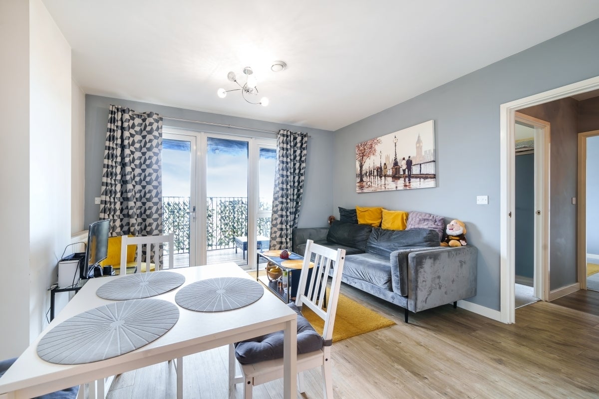 Flat Woodley Crescent in Greater London