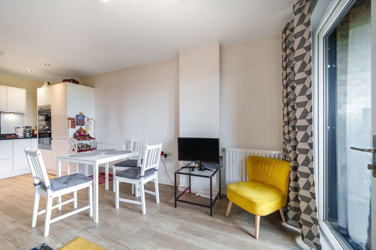 Flat Woodley Crescent in Greater London