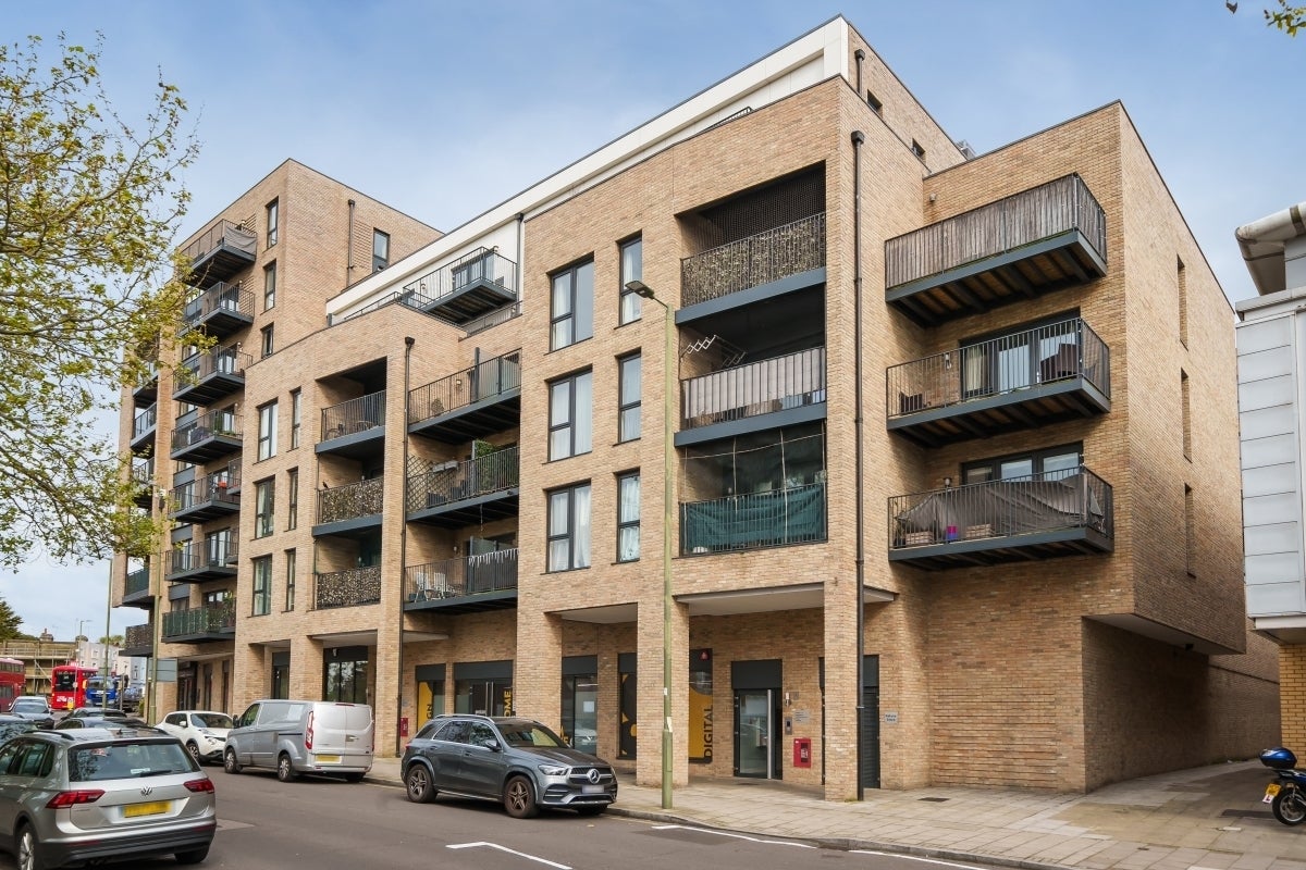 Flat Woodley Crescent in Greater London
