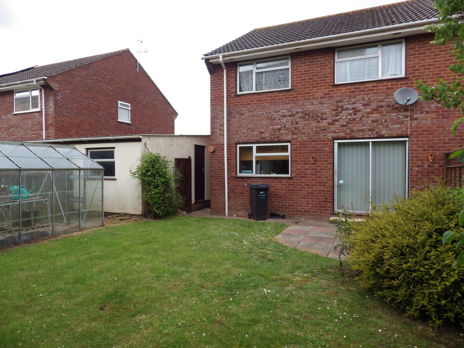 House Dovetons Drive in Williton