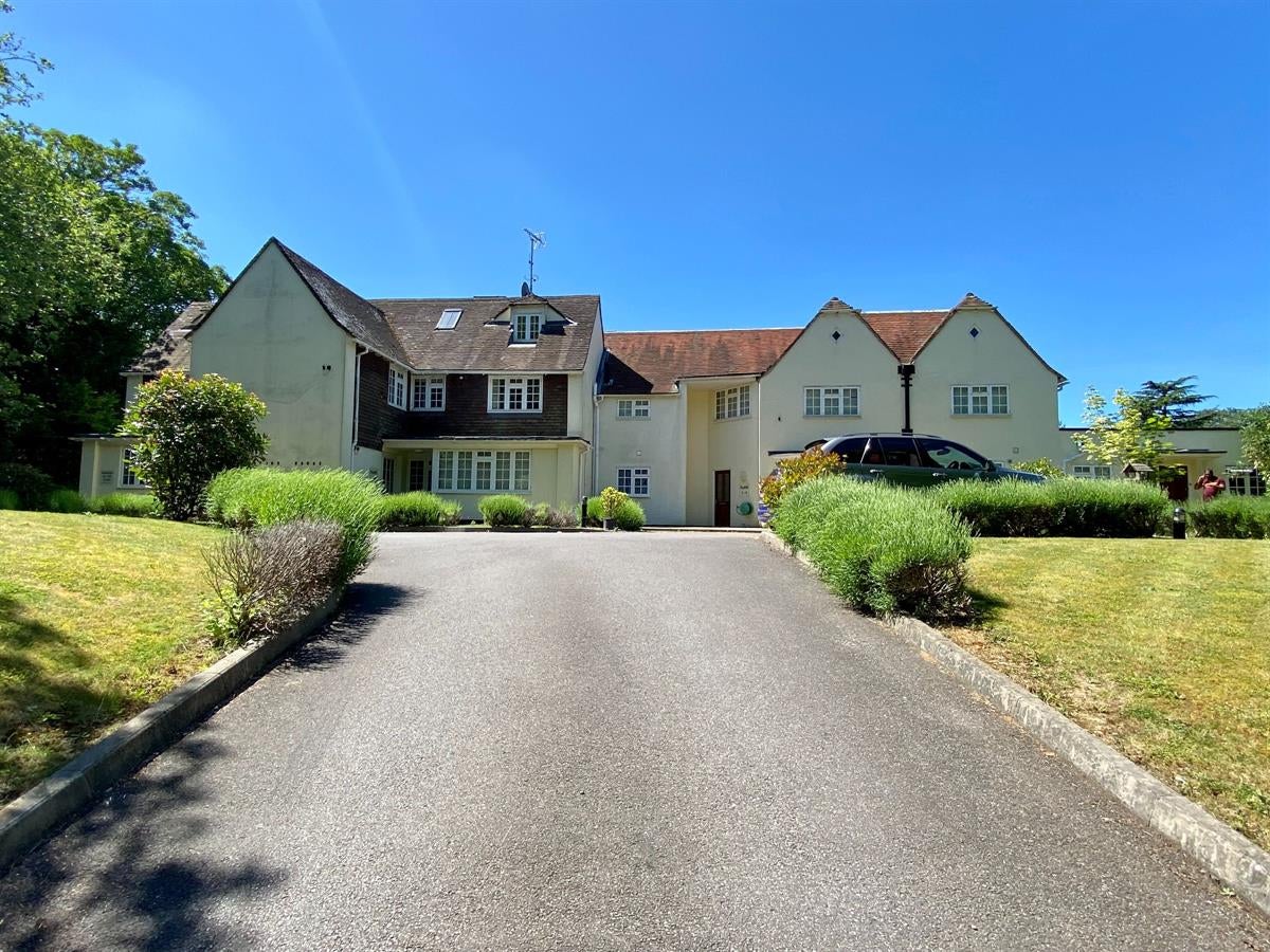 Flat Tilford Road in Waverley