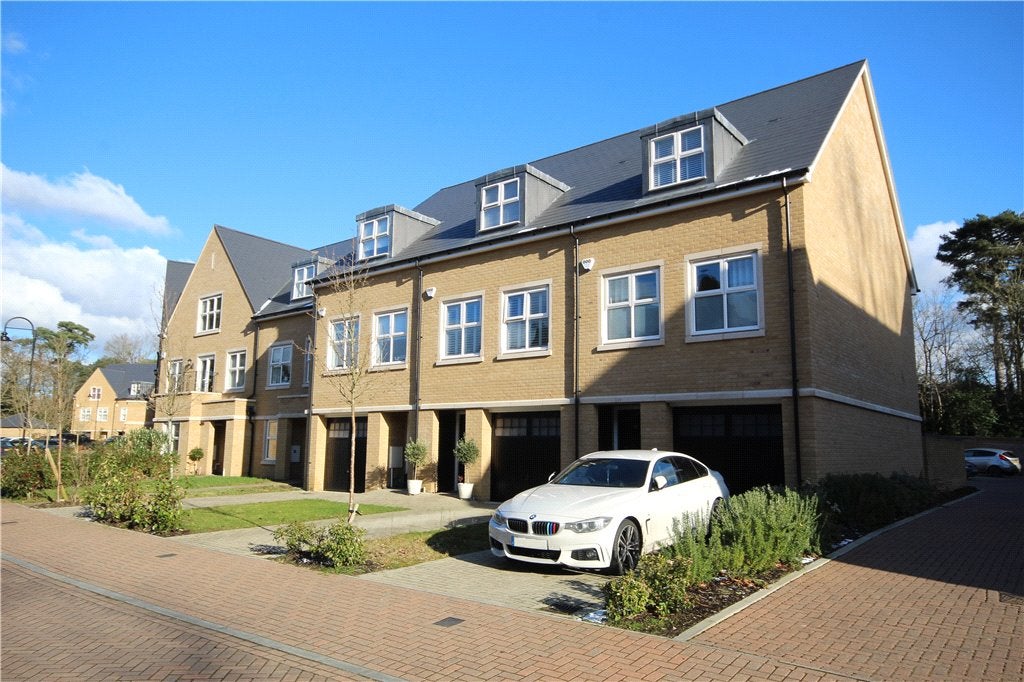 House Queenswod Crescent in Borough of Runnymede