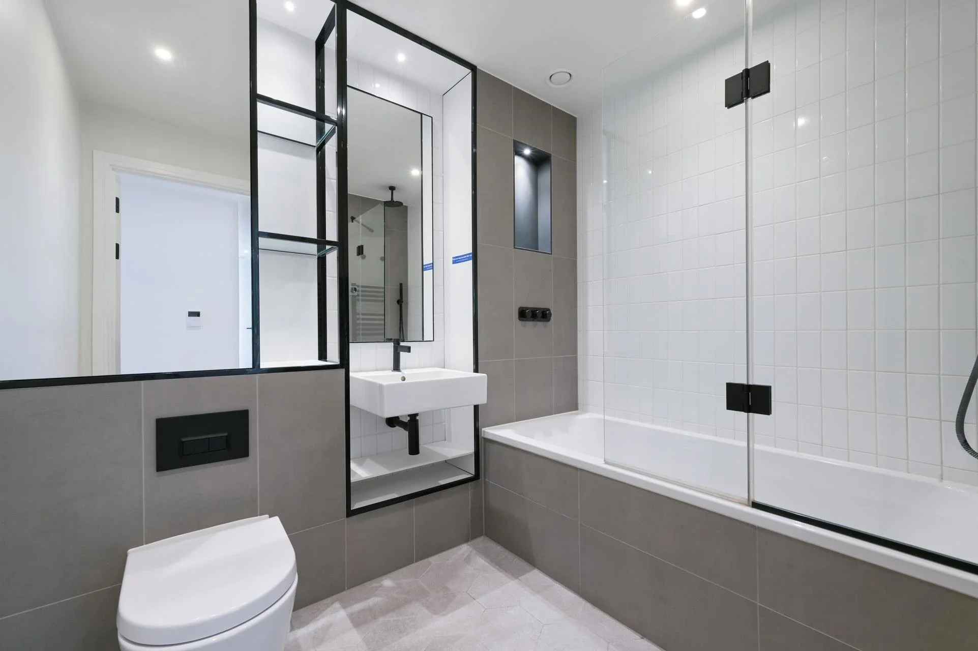 Flat Abbeydale Road in Greater London