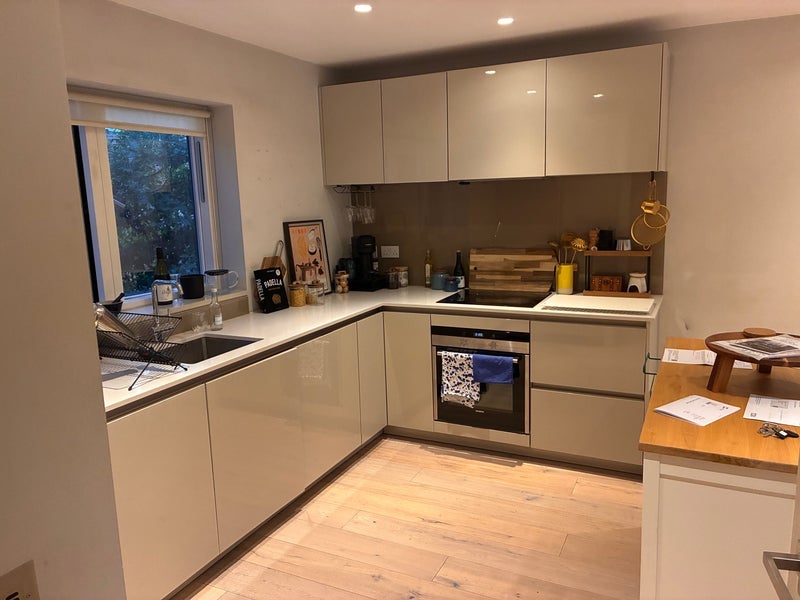 Room Valley Road in Greater London