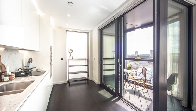 Flat Ponton Road in Greater London