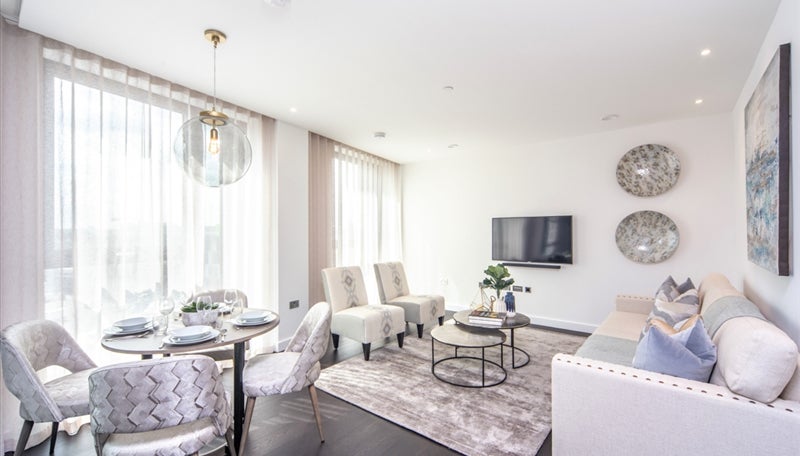 Flat Ponton Road in Greater London