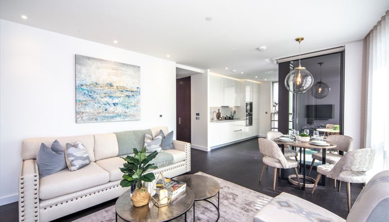 Flat Ponton Road in Greater London
