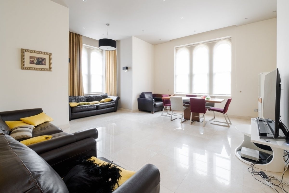 Flat Princess Park Manor in Greater London
