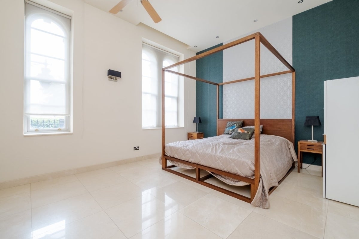 Flat Princess Park Manor in Greater London