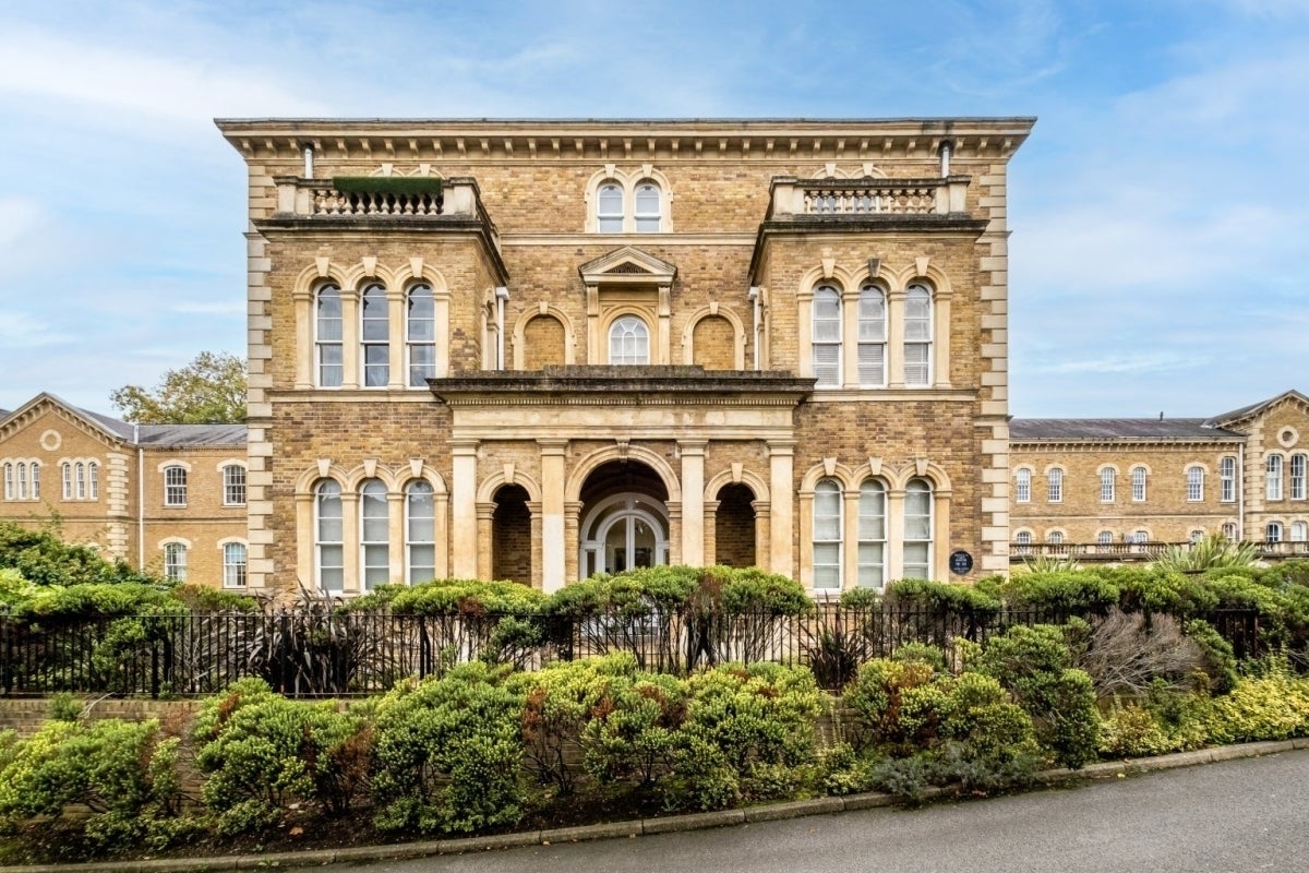 Flat Princess Park Manor in Greater London