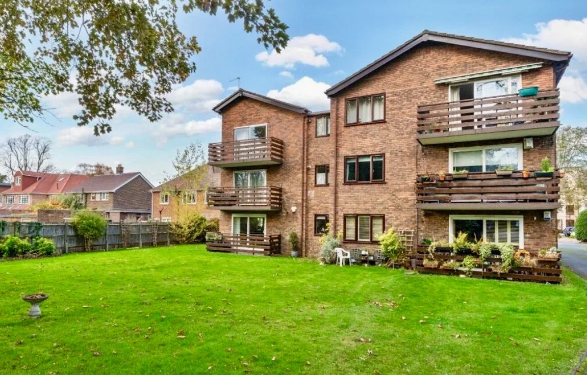 Flat Albemarle Road in Greater London