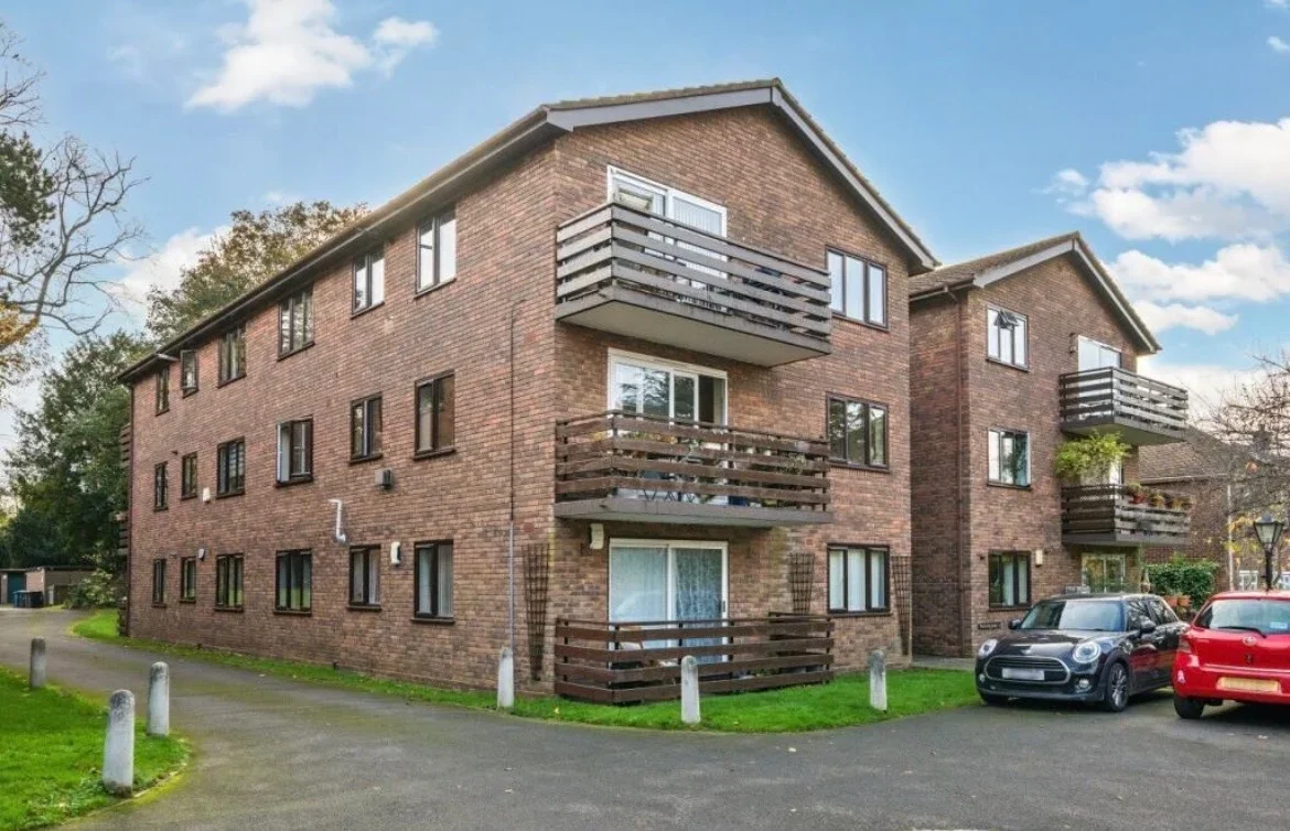 Flat Albemarle Road in Greater London