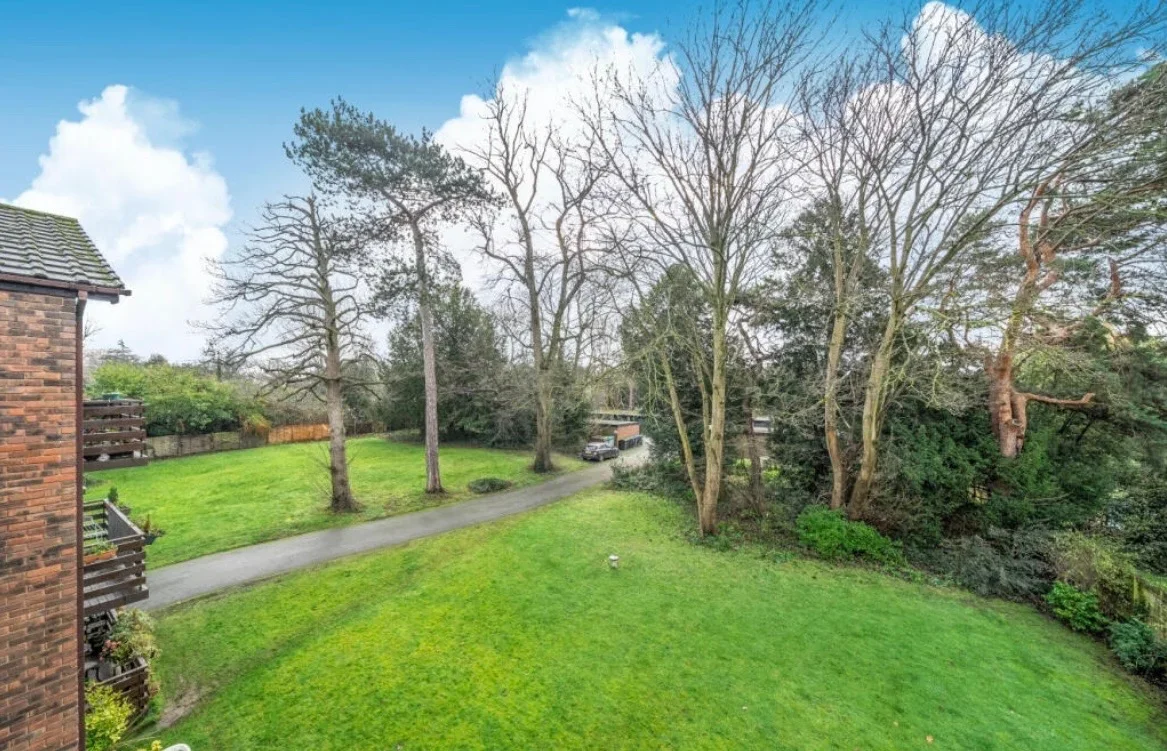 Flat Albemarle Road in Greater London