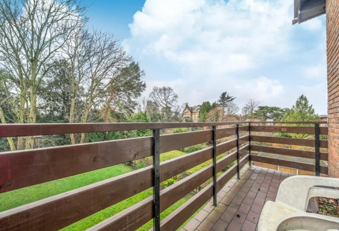 Flat Albemarle Road in Greater London